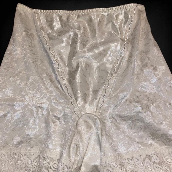 Vintage White Lace Intimate Shorts - Picture 2 of 7